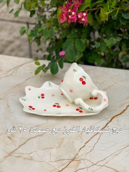 كوب نسكافيه الكرز مع صحن